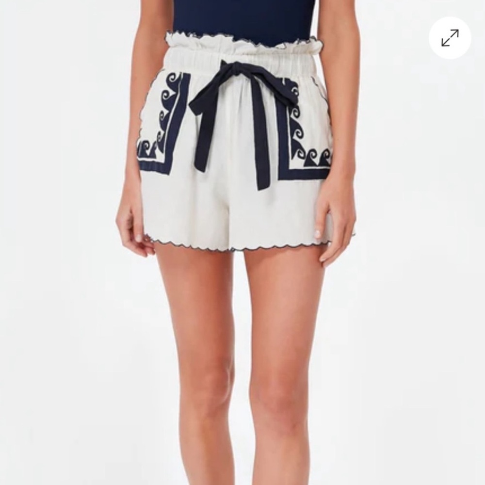 Carolina K wave embroidered cotton/linen blend shorts. NWOT size medium